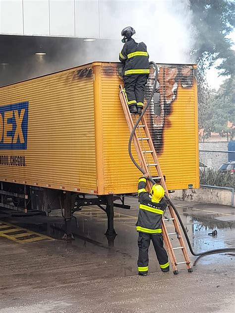 Carreta baú pega fogo dentro dos Correios na avenida Valter Alencar