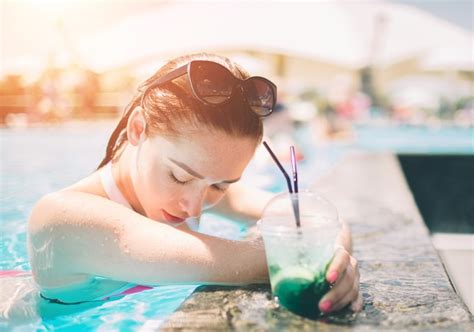 Menina Morena Cocktails Relaxantes Na Piscina Mulher De Biqu Ni