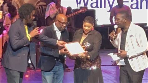 Concert Wally family Geste noble et reconnaissant de Wally seck à