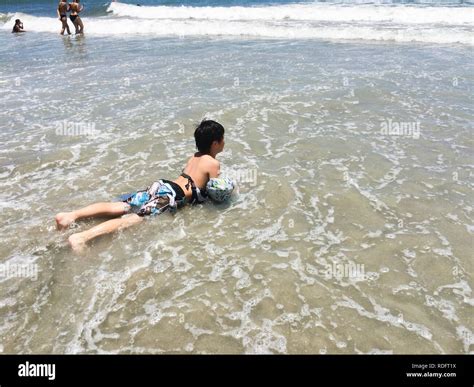 Aufeinander Liegen Strand Kind Fotos Und Bildmaterial In Hoher