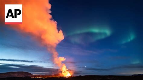 Timelapse Shows Northern Lights Shinning Over Erupting Iceland Volcano Youtube