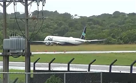 Avião da Azul sai da pista ao pousar em Salvador