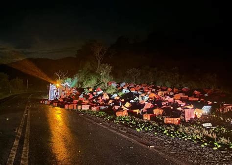 Carreta carregada limões tomba na BR 267 Notícias de Poços de