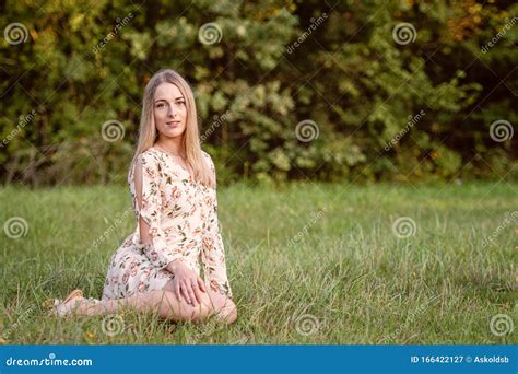 Eine Junge Schlanke Blonde Frau Sitzt Auf Der Wiese Farbton Im Herbst Stockbild Bild Von