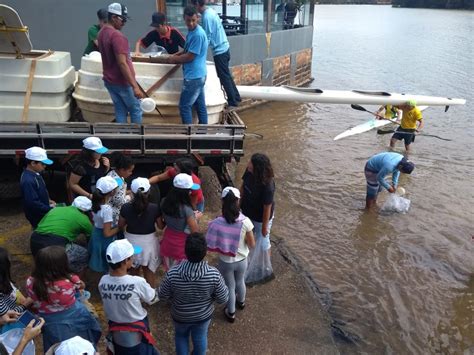 Alunos fazem soltura de 15 mil peixes em rio de Piraju em comemoração