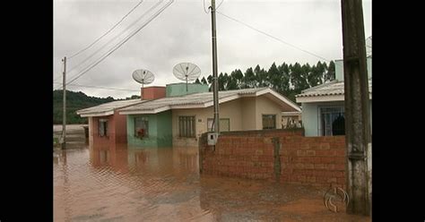 G N Mero De V Timas Da Chuva Aumenta Para Mil E Milhares Ficam