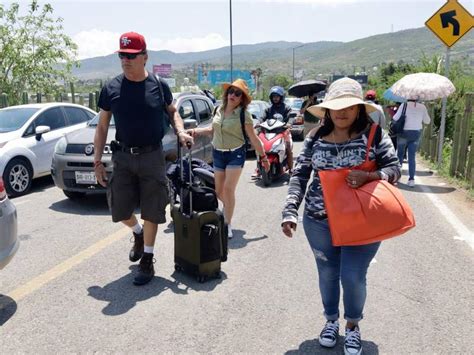 Cnte Bloquea El Aeropuerto De Oaxaca Y Suspenden Operaciones