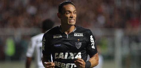 Victor Falha No Jogo Her I Nos P Naltis E Galo Segue Na Copa Do