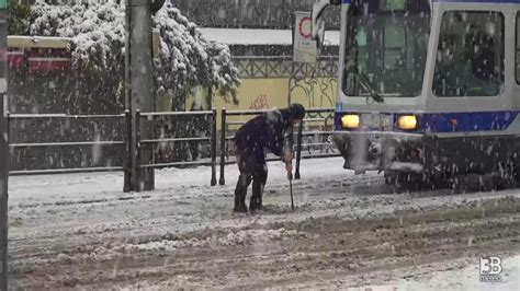 Cronaca Meteo Torino Primi Disagi Per Neve Tram Fermo In Piazza