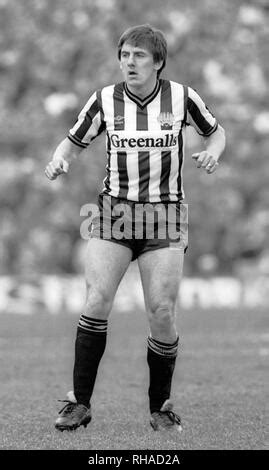 PETER BEARDSLEY NEWCASTLE UNITED FC 12 December 1986 Stock Photo - Alamy