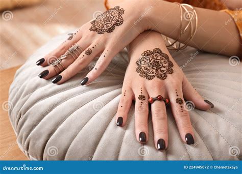 Mujer Con Tatuajes De Henna En Manos Cerradas Mehndi Tradicional Foto