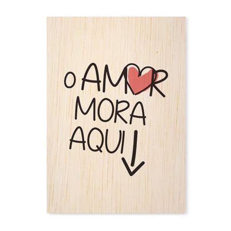 Quadro Decorativo Em Madeira O Amor Mora Aqui 32 5x23cm em Promoção