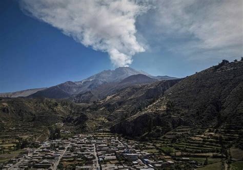 Perú declara el estado de emergencia ante la erupción del volcán Ubinas