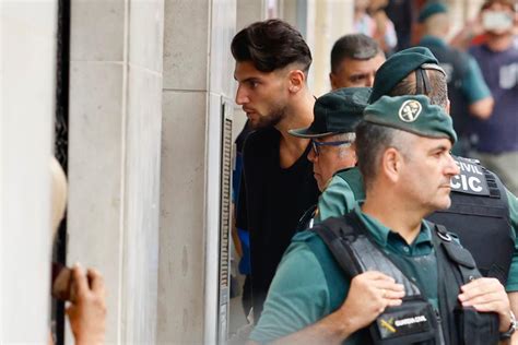 Rafa Mir Custodiado Por La Guardia Civil Al Ir A Declarar Ante El