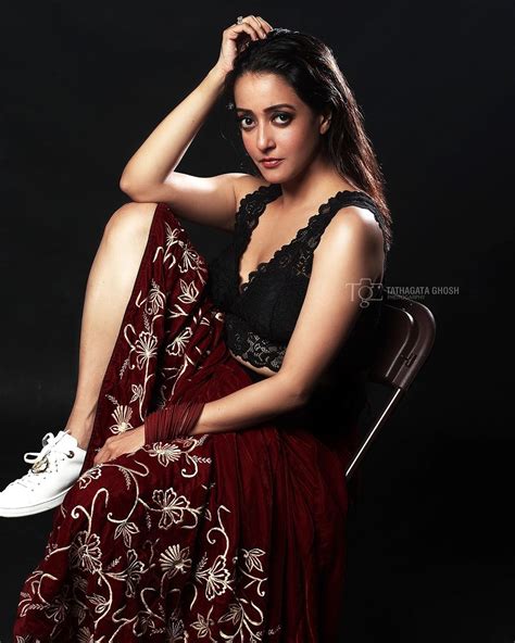 Raima Sen మరోసారి స్కిన్ షోతో రెచ్చిపోయిన రైమా సేన్ బెంగాలీ రసగుల్ల