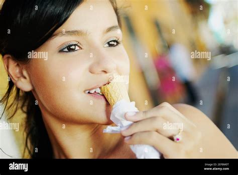 Black Girl Eating Ice Cream Cone Banque De Photographies Et Dimages