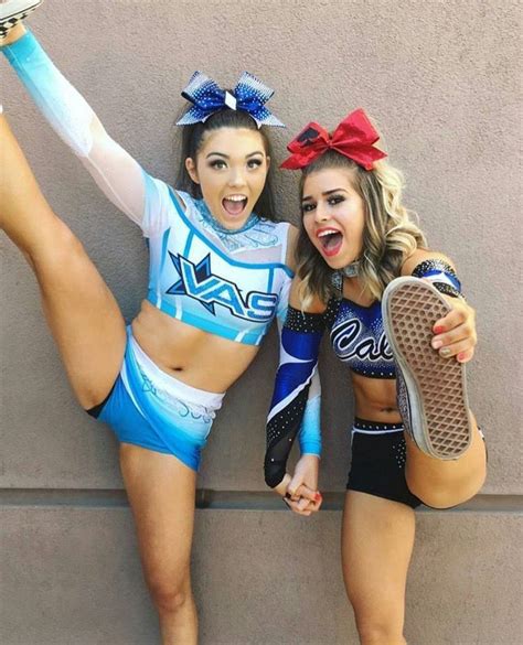 Pin By Hannah On 手繋ぎ（girls Holding Hands） Cheer Outfits Cheerleading Outfits Cheer Girl