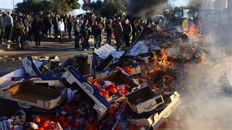 Los Agricultores Franceses Cortan El Tr Fico En La Frontera De La