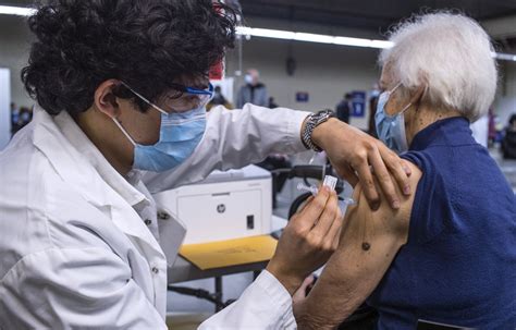 Le Passeport Vaccinal Divise Au Québec Comme Au Canada Montre Un