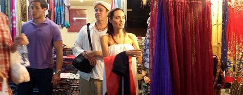 Angelina Jolie E Brad Pitt Fazem Compras No Camboja Angelina Jolie Brasil