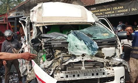 Kecelakaan Di Malang Mobil Ambulans Adu Banteng Dengan Truk Oksigen