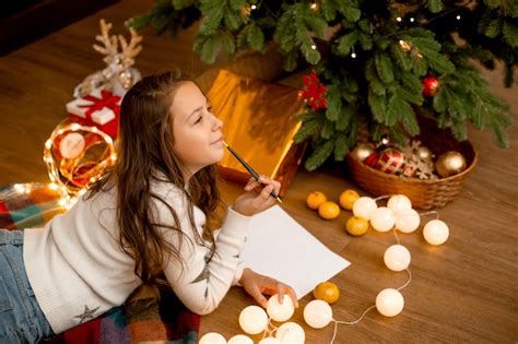 Adolescente Escribe Una Carta A Santa Claus Foto Premium