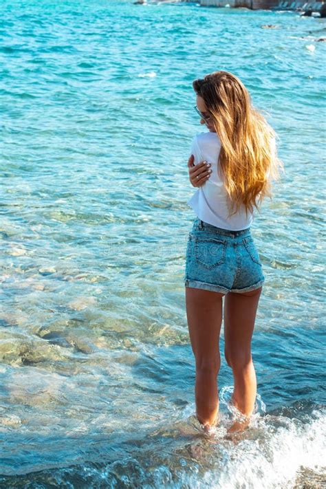 Jolie Blonde Au Bord De La Mer Photo Stock Image Du Personne Gens