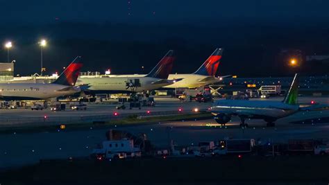 Atlanta 2014 Delta Airlines Hangar With A Parked Commercial