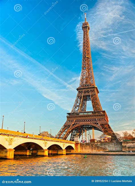 Eiffel Tower At Sunrise, Paris. Stock Images - Image: 28952254