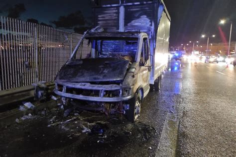 Bari Camion In Fiamme Sulla Tangenziale Caos Al Traffico Ma Nessun Ferito