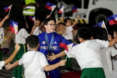 Carlos Yulo The Filipino Gymnast Who Won Two Olympic Golds In Paris