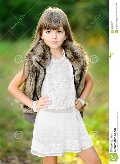 Portrait Dune Belle Petite Fille Photo Stock Image Du Sourire