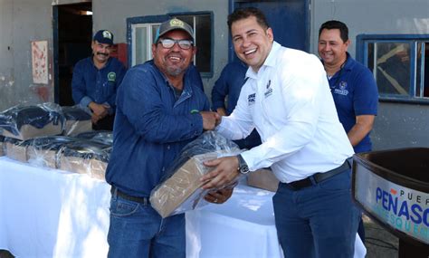 Entrega Alcalde Jorge Pivac Paquetes De Uniformes A Trabajadores