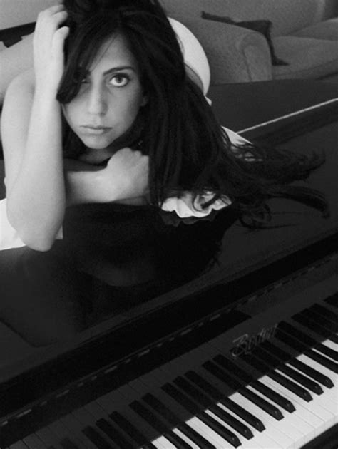 Brune et jouant déjà la carte sexy: Lady Gaga en 2005 - RTBF Actus