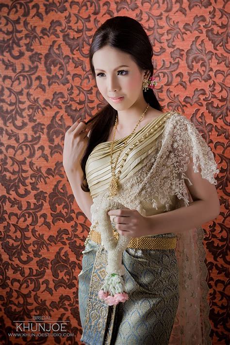 ปักพินโดย Priya Avi Sasi ใน Thai Traditional Dresses ไทย