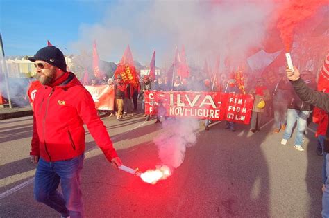 Novi In Mila Al Corteo Con In Testa I Lavoratori Dell Ex Ilva