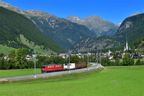 Ge Ii Mit Einem G Terzug Am Bei Zernez Bahnbilder De