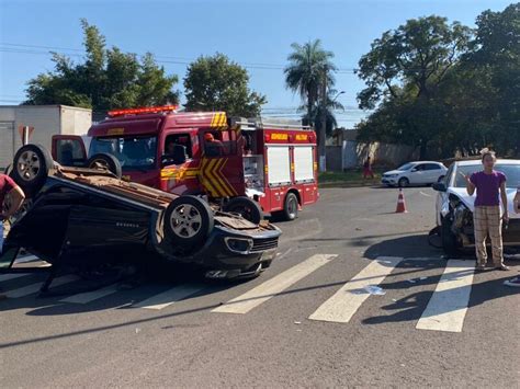 JD1TV Carro mulher grávida e criança de 3 anos capota após colisão