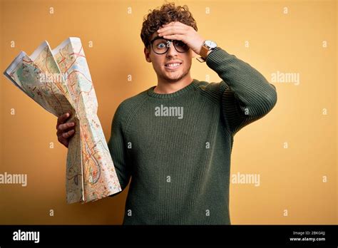 Junge Blonde Tourist Mann Im Urlaub Mit Lockigen Haaren H Lt Stadtplan Ber Gelbem Hintergrund