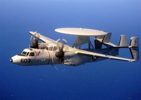 E 2C Hawkeye Da US Navy Cai No Mar Poder Naval