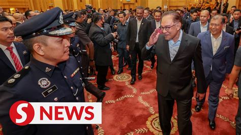 Pm Anwar Wants Cabinet Civil Servants To Work As A Team Youtube