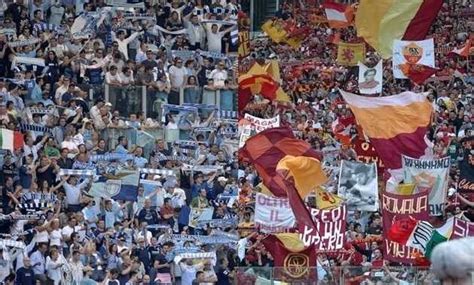 Lazio Roma Tensione Prima Del Derby Lancio Di Fumogeni E Petardi