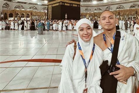 Umrah Bareng Suami BCL Tetap Panjatkan Doa Untuk Almarhum Ashraf Sinclair