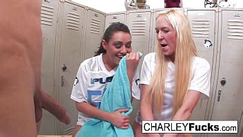 Hot Babes Share A Fat Dick XNXX