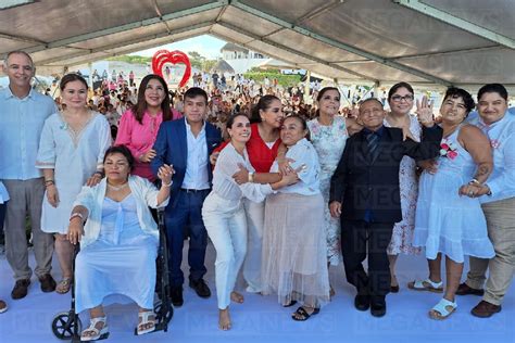 Parejas se casan en Playa Delfines de Cancún