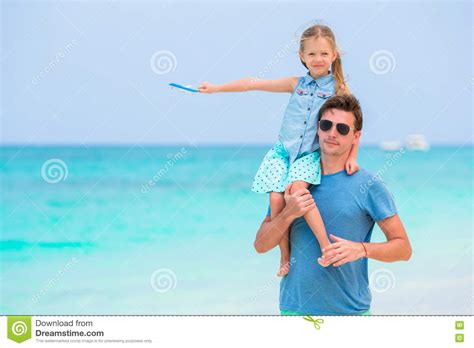 Familia Feliz Que Se Divierte En La Playa Tropical Blanca Foto De