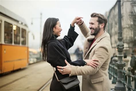 Tenir La Main De Son Partenaire Que Révèle Chacun De Ces 10 Styles