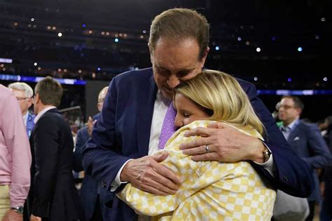 Jim Nantz Last Ncaa Tournament Game Caps Emotional Day For Cbs Voice