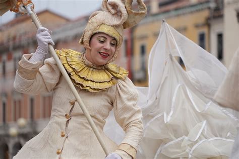 Carnevale Di Venezia Si Alza Il Sipario Su Ad Oriente Il