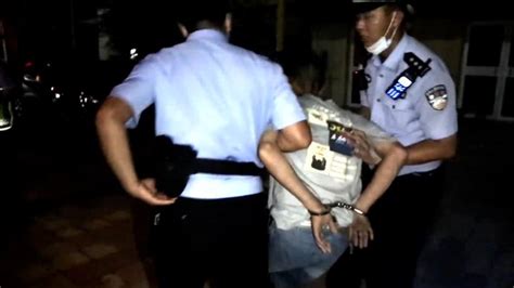 男子醉驾被民警查处，谎称上厕所后翻墙逃跑摔骨折七环视频澎湃新闻 The Paper